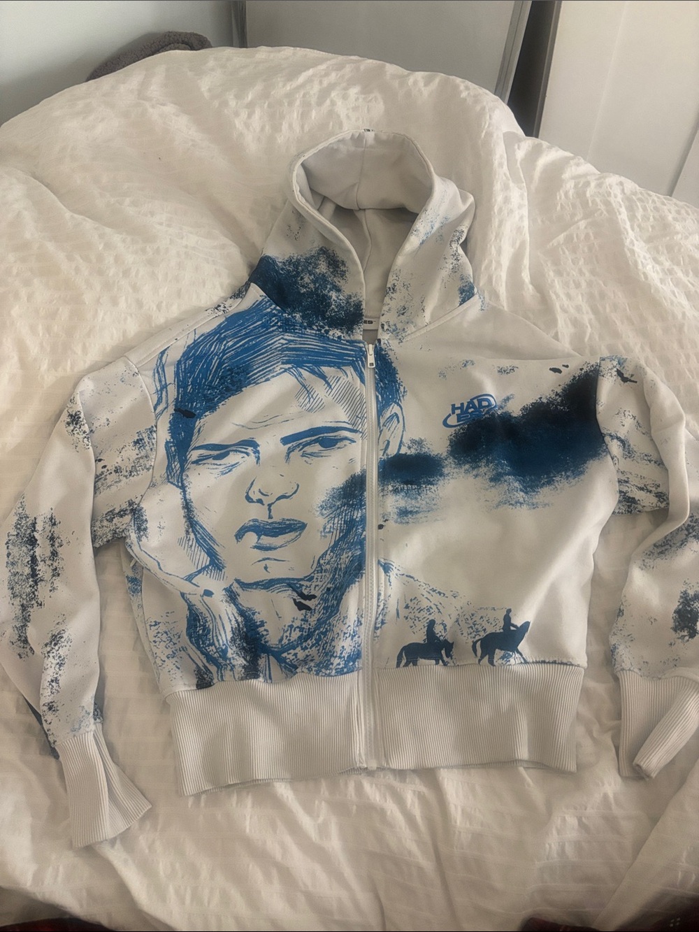 White zip up with print